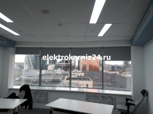Рулонные шторы с электроприводом в офисном помещении